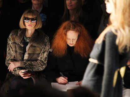 Grace Coddington junto a Anna Wintour en un desfile en 2011