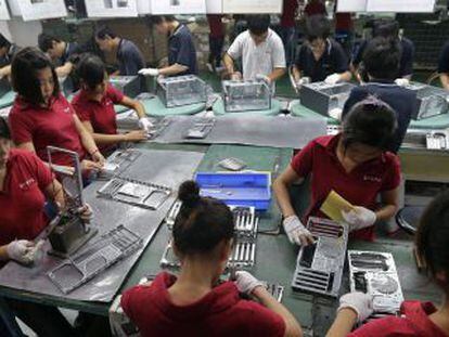 Trabajadores de la planta de Foxconn en Wuhan, China.