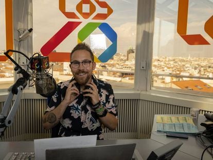 El Dj de LOS40 Óscar Martínez, en los estudios de la cadena en Madrid.