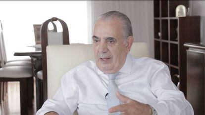 El expresidente Eduardo Camaño en su casa de Buenos Aires, durante la entrevista con EL PAÍS.