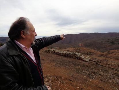 El ingeniero Lazaros Toskas, en el lugar donde se excava la mina.
