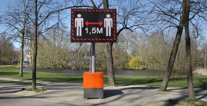 Una señal invita al distanciamiento social en Ámsterdam (Holanda).
