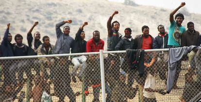 Inmigrantes encaramados a la valla gritan el ya habitual &ldquo;Bosa, bosa&rdquo; (Victoria, victoria).