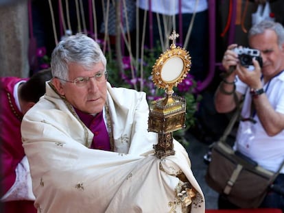 El arzobispo de Toledo, Braulio Rodríguez, en la procesión de la festividad del Corpus Christi en Toledo en 2015. 