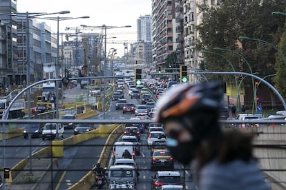 Imagen de archivo de un atasco en la Gran Via de Barcelona.