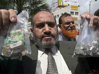El parlamentario palestino Ibrahem Abu Salem, miembro de Hamás, muestra donaciones para su partido.