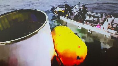 Imagen difundida por el Ministerio de Defensa surcoreano en la que se muestra aparentemente una parte del satélite norcoreano que cayó en el mar Amarillo este miércoles.