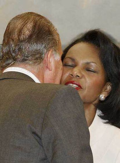 El Rey saluda a Condoleezza Rice en el palacio de la Zarzuela.