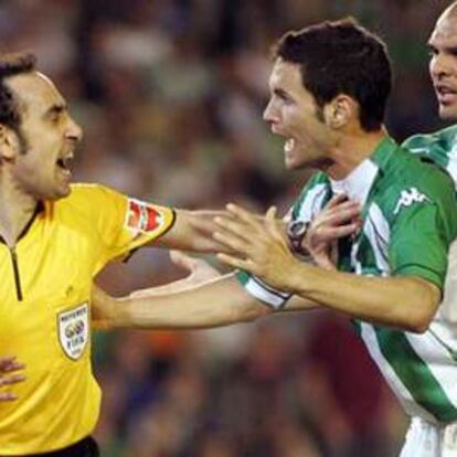 El árbitro Iturralde González frena las protestas de Melli y Rivas.