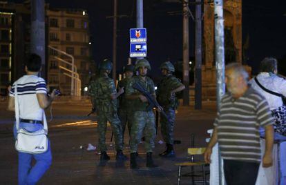 Militars turcs a les proximitats de la plaça Taksim, a Estambul.