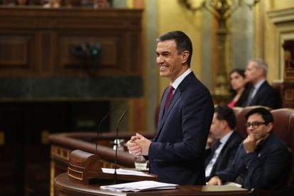 El candidato socialista, Pedro Sánchez, sonríe durante su discurso de investidura. 