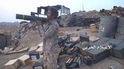 Un rebelde huthi con un lanzagranadas espa&ntilde;ol C90, cerca de la frontera entre Arabia Saud&iacute; y Yemen.