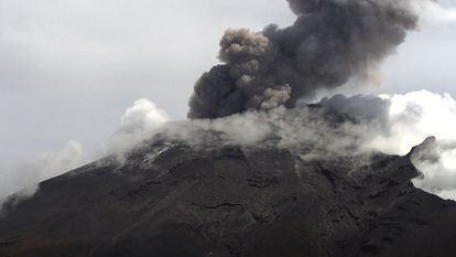 El volcán Popocatépetl exhala vapor y ceniza, el 17 de septiembre de 2022, en el Estado de Puebla.