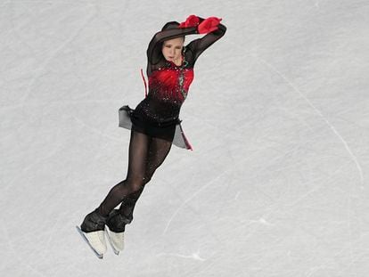Kamila Valieva salta durante su actuación del lunes en los Juegos Olímpicos de Invierno.