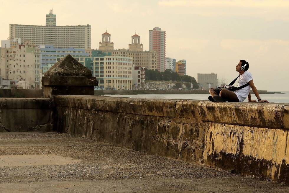 Un joven en El Malecón de La Habana pasado el luto nacional.