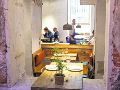 Comedor del restaurante Fismuler, en Madrid, cuyo interiorismo es obra del estudio de Ignacio Redruello, Arquitectura invisible, junto con Alejandra Pombo. 