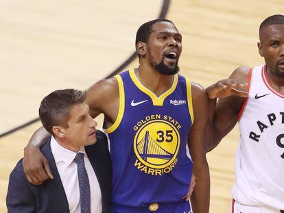 Kevin Durant, tras su lesión, se retira acompañado por Ibaka.