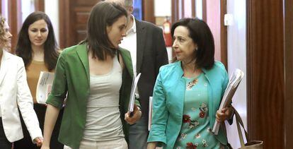 De derecha a izquierda, las portavoces del PSOE y Podemos, Margarita Robles e Irene Montero.