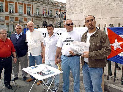 Miembros de la plataforma Cuba, Democracia Ya recogen firmas en la Puerta del Sol de Madrid.