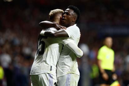 Vinicius Jr. y Fede Valverde celebran el segundo gol del Real Madrid durante el partido contra el Atlético de Madrid este domingo.