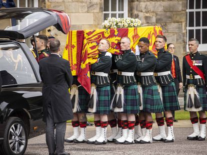 Miembros del Regimiento Real de Escocia trasladan el ataúd con los restos de Isabel II en el Palacio de Holyrood, en Edimburgo, el pasado 11 de septiembre.