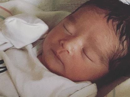 Jessica Alba presenta a su hijo Hayes, en Instagram.