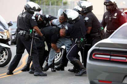 Un hombre es sacado de su vehículo y arrestado por varios agentes en Los Ángeles (California) durante la jornada de protestas por la muerte a manos de la policía de Minneapolis de George Floyd el pasado 25 de mayo.