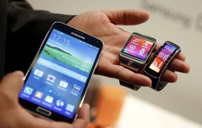 El nuevo Galaxy S5, que Samsung ha presentado en Barcelona, junto con accesorios: la pulsera Gear Fit, con pulsómetro y pantalla superamolet táctil, correa intercambiable y el reloj Gear 2, que interaccionan con el móvil.