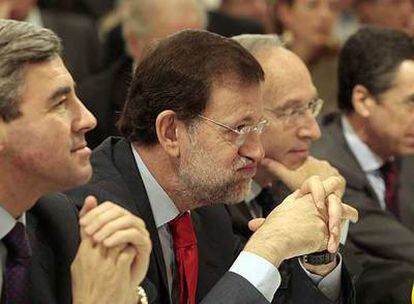 Ángel Acebes, Mariano Rajoy, Manuel Pizarro y Eduardo Zaplana, durante el desayuno organizado por Europa Press.