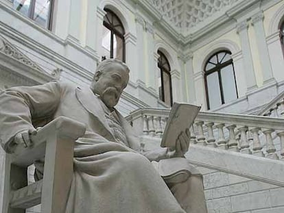Estatua de Marcelino Menéndez Pelayo en el interior de la Biblioteca Nacional.