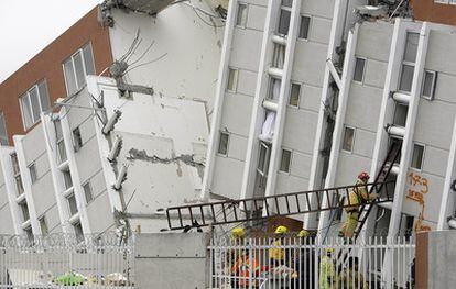 El edificio de 15 pisos se vino abajo como un castillo de naipes en la ciudad de Concepción. El milagro: casi todos sus ocupantes sobrevivieron