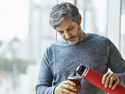 Hombre disfrutando de una infusión. GETTY IMAGES.