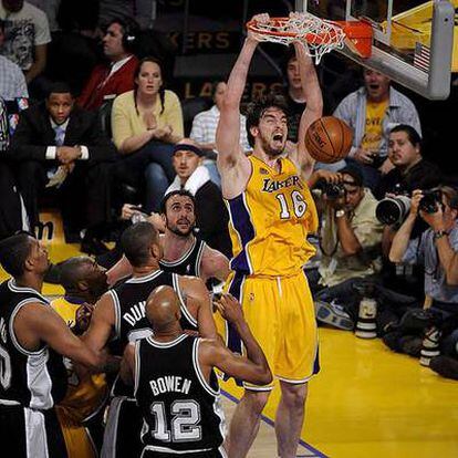 Gasol machaca el aro durante uno de los partidos de la final de Conferencia contra San Antonio.