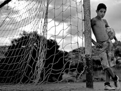 Un ni&ntilde;o juega al f&uacute;tbol en la favela de Belo Horizonte.