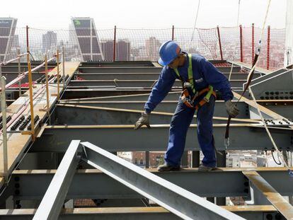 Un trabajador en un edificio en construcci&oacute;n en Madrid. 