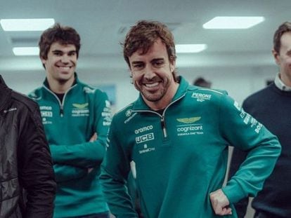 Fernando Alonso y Lance Stroll, visitando la fábrica de Aston Martin el 27 de enero de 2023, en una imagen publicada en Instagram por la escudería.