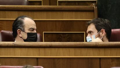 Carlos García Adanero y Sergio Sayas conversan en el Congreso de los Diputados, el 3 de febrero de 2022.