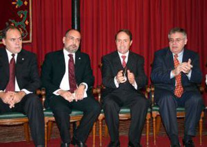 06/12/2005 (Yecla) Pérez de los Cobos, el Alcalde ( ya fallecido Juan Miguel Benedito) y el portavoz del P.P. Francisco Rico.