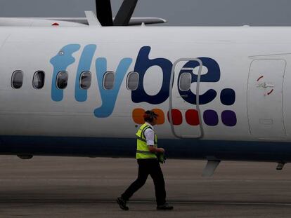 Avión de Flybe en el aeropuerto John Lennon de Liverpool