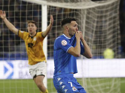 Lucas Pérez celebra un gol en Riazor.