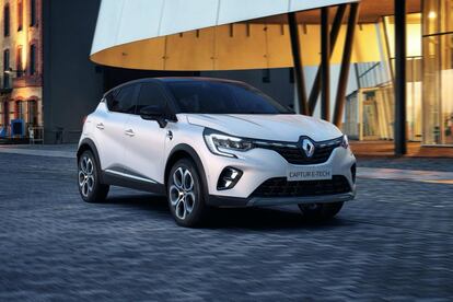 La segunda generación del Captur fue anunciada hace meses, pero las últimas variantes en completar su gama estaban previstas para primavera y verano. En marzo Renault debería haber lanzado la versión movida por GLP, mientras que para mayo o junio estaba prevista la llegada del híbrido enchufable, denominado E-Tech Plug In, con 160 CV de potencia y una autonomía eléctrica de hasta 50 kilómetros. Parece irremediable que ambas se retrasen y haya que esperar para verlas circulando.