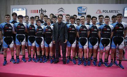 Contador, en el centro, rodeado de los juveniles y amateurs de los equipos de su Fundaci&oacute;n.
