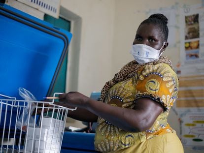 Elisabeth Abraham Loro, enfermera del Centro de Salud de Juba, en Sudán del Sur, a cargo de las vacunas contra la covid.