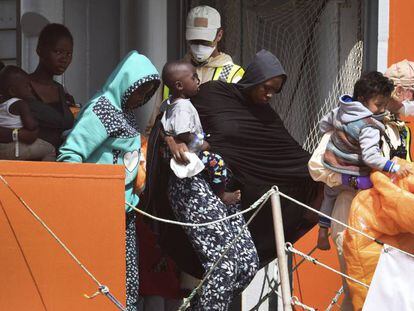 Un grupo de inmigrantes desembarca en Salerno el pasado martes. 