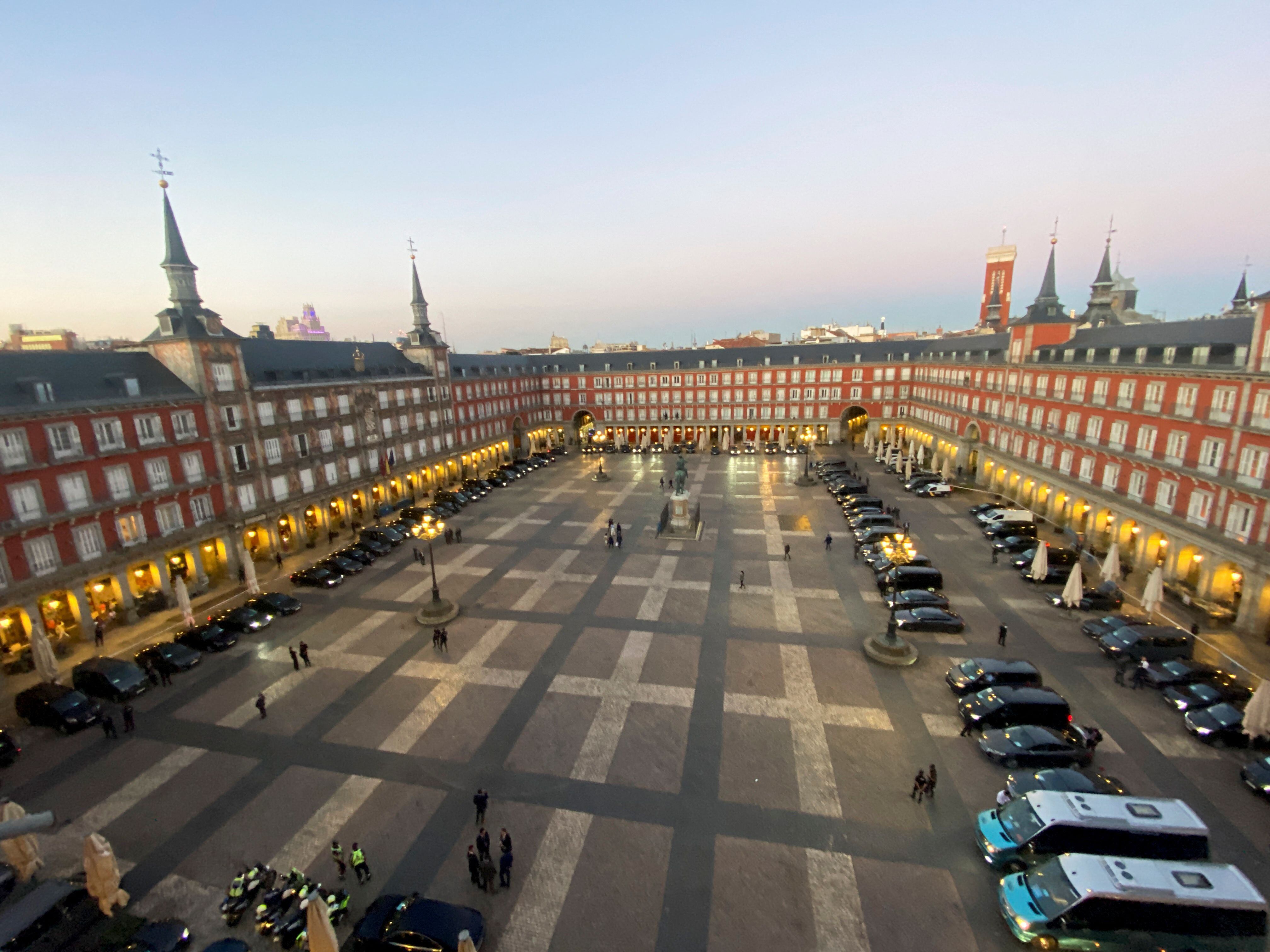 Cuando los mandatarios se desplazaron hasta el Palacio Real para la cena, sus vehículos se aparcaron en la plaza Mayor de Madrid, como muestra esta vista aérea.