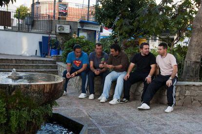 Un grupo de parados charla en la plaza de Benalup.