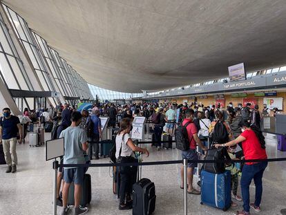 Decenas de pasajeros en el aeropuerto internacional de Dulles Washington, en Virginia.