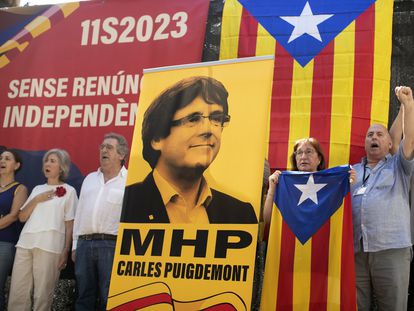Acto independentista en el Fossar de les Moreres con una pancarta de Puigdemont en la Diada del pasado lunes.