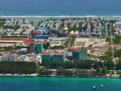 Vista parcial de Hulhumalé una isla artificial creada como un expansión de la ciudad capital Malé.