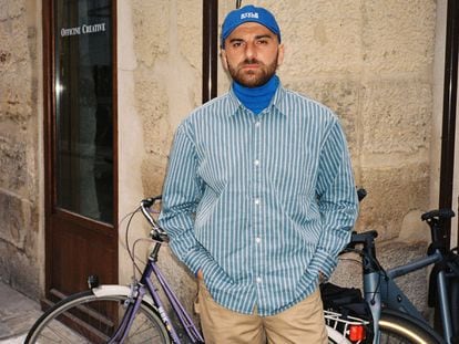 Beka Gvishiani, fundador de Style Not Com, posa para ICON en París en enero de 2024 con su inconfundible gorra azul.